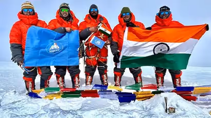 நாடு முழுவதும் பயணித்து மலை உச்சிகளில் மூவர்ணக் கொடி ஏற்றிய மலையேற்றக் குழு!