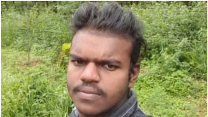 സഹോദരി വിളിച്ചപ്പോൾ സംശയാസ്പദ ശബ്ദം, അയൽവാസികൾ നോക്കിയപ്പോൾ യുവാവ് കൊല്ലപ്പെട്ട നിലയിൽ, പിതാവിനെ തേടി പൊലീസ്