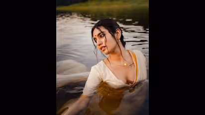 ಮೈಚಳಿ ಬಿಟ್ಟು ಮೈಮಾಟ ಪ್ರದರ್ಶಿಸಿದ ಪ್ರಿಯಾ ವಾರಿಯರ್: ಬ್ಲೌಸ್‌ ಬಟನ್‌ ಹಾಕಮ್ಮಾ ಎಂದ ಫ್ಯಾನ್ಸ್‌!