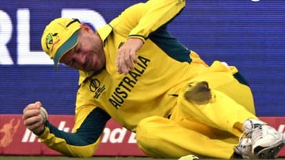 Australia vs Sri Lanka: விழுந்து விழுந்து கேட்ச் பிடித்த டேவிட் வார்னருக்கு காலில் காயம்!