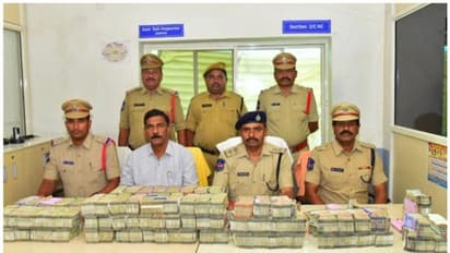 కరీంనగర్ లో వాహనాల తనిఖీలు: రూ. 2 కోట్ల నగదు సీజ్