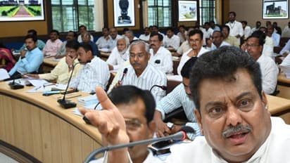 ವಿಜಯಪುರದಲ್ಲಿ ಮಳೆ ಇಲ್ಲದೆ ಬರ ತಾಂಡವ: ಸಭೆಯಲ್ಲೆ ರಾಜೀನಾಮೆ ಕೊಡ್ತೀನಿ ಎಂದ ನಾಗಠಾಣ ಶಾಸಕ