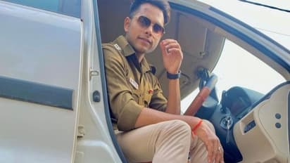 Exclusive: बॉडी पर वर्दी-हाथ में गिटार, कौन है Indian Idol में सबको दीवाना बनाने वाला यह शख्स