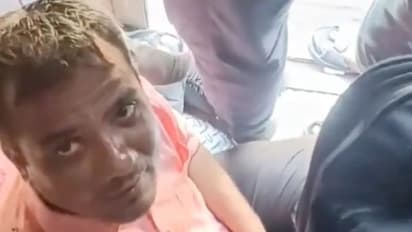 ട്രെയിൻ യാത്രക്കാരനെ 'അങ്കിള്' എന്ന് വിളിച്ചു, തുടര്ന്നുണ്ടായത്; രസകരമായ വീഡിയോ...