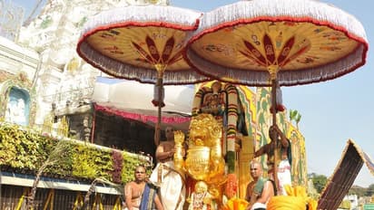 Tirumala: నవరాత్రి బ్రహ్మోత్సవాలు.. మూడో రోజు సింహవాహనంపై దర్శనమిచ్చిన తిరుమలేషుడు