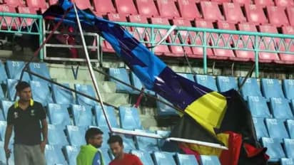 കാണികളില്ലാതിരുന്നത് നന്നായി, ഓസ്ട്രേലിയ-ശ്രീലങ്ക മത്സരത്തിനിടെ ലഖ്നൗ സ്റ്റേഡിയത്തിലെ ഹോർഡിംഗ് ഗ്യാലറിയിൽ വീണു