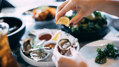 ഡേറ്റിന് പോയ യുവതി കഴിച്ചത് 15000 രൂപയുടെ ഭക്ഷണം, ബില്ല് കണ്ട യുവാവ് ബാത്ത്‍റൂമിൽ പോകാനെന്നും പറഞ്ഞ് മുങ്ങി