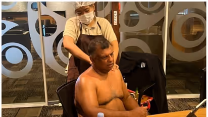 മാനേജ്മെന്റ് മീറ്റിങിൽ ഷര്‍ട്ടിടാതെ വിമാനക്കമ്പനി സിഇഒ, കൂടെ മസാജും; ഇത്രയും 'തുറന്ന സമീപനം' വേണ്ടെന്ന് കമന്റ്