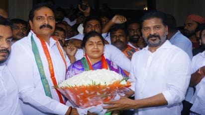 గ్రేటర్లో బీఆర్ఎస్కు షాక్.. కాంగ్రెస్లో చేరిన ఇద్దరు కార్పొరేటర్లు..