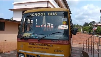 പാവാട വാതിലിൽ കുടുങ്ങി വീണു, ഡ്രൈവർ സ്കൂൾ ബസ് മുന്നോട്ടെടുത്തു; ബാലികയുടെ കാലിലൂടെ കയറിയിറങ്ങി