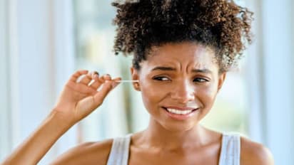 வெரி சிம்பிள்! இந்த வழியில் உங்கள் காதை சுத்தப்படுத்துங்கள்..!!