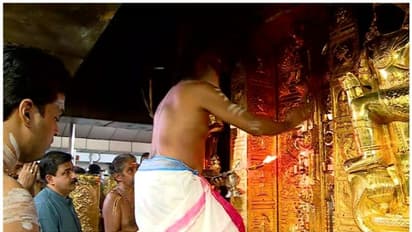 തുലാമാസ പൂജയ്ക്ക് ശബരിമല നട തുറന്നു,മേൽശാന്തിമാരെ നാളെയറിയാം; മുഖ്യമന്ത്രിയുടെ അധ്യക്ഷതയിൽ ഉന്നതതലയോഗം