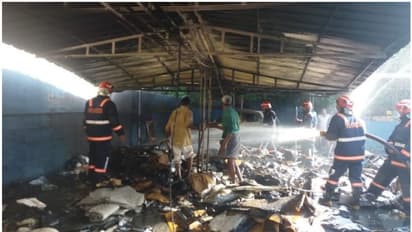 കൂട്ടിയിട്ടിരുന്ന കാർഡ് ബോർഡിന് ആദ്യം തീപിടിച്ചു, ശേഷം തിരുവനന്തപുരത്ത് കാർ ഷോറും കത്തി! ലക്ഷങ്ങളുടെ നഷ്ടം