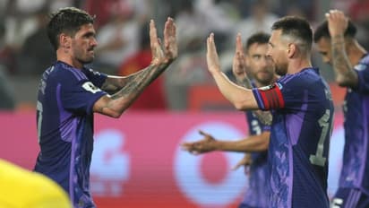 മെസിയുടെ അഴിഞ്ഞാട്ടം, ഇരട്ട ഗോള്, അര്ജന്റീനയ്ക്ക് നാലാം ജയം! ഉറുഗ്വെയ്ക്കെതിരെ ബ്രസീല് അടപടലം - വീഡിയോ