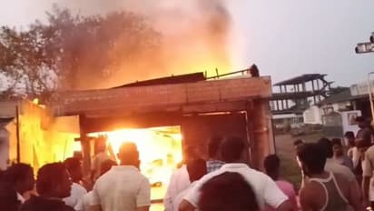 నందిగామలో భారీ అగ్ని ప్రమాదం... కాలిబూడిదైన పర్నీచర్ షాప్ (వీడియో)