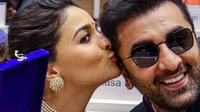 ചുംബിച്ച ആലിയ ഭട്ടിന് ട്രോള്, രണ്ബിറിന്റെ വീഡിയോ പ്രചരിക്കുന്നു, മാതൃകയാക്കണമെന്ന് ആരാധകര്