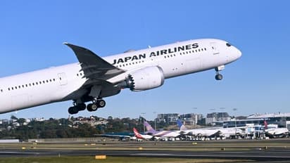 27 സുമോ ഗുസ്തിക്കാരെത്തിയതോടെ ഉയരാനാകാതെ വിമാനം, ഒടുവില് പ്രശ്നം പരിഹരിച്ചത് ഇങ്ങനെ !