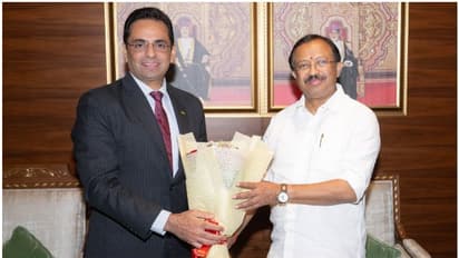 ഔദ്യോഗിക സന്ദര്ശനത്തിനായി കേന്ദ്രമന്ത്രി വി മുരളീധരന് മസ്കറ്റിൽ