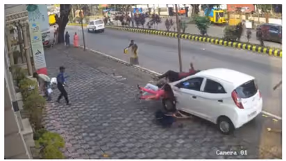 അമിതവേ​ഗതയിൽ നടപ്പാതയിലേക്ക് ഇടിച്ചുകയറി, ഇടിച്ചുതെറിപ്പിച്ചത് 5 പേരെ, 23കാരിക്ക് ദാരുണാന്ത്യം -വീഡിയോ