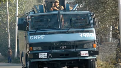 പോളിംഗ് ഡ്യൂട്ടിക്കിടെ ഗ്രനേഡ് പൊട്ടിത്തെറിച്ച് സിആർപിഎഫ് ജവാന് പരിക്ക്