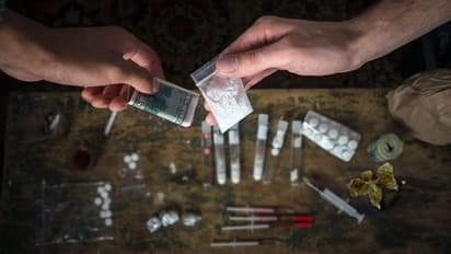 എറണാകുളം മറൈൻഡ്രൈവിൽ പരിശോധന, 10 പേർ പിടിയിൽ; ഹാഷിഷ് ഓയിലടക്കം പിടികൂടി