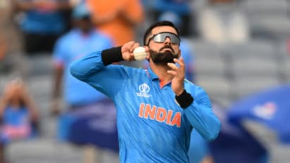 India vs Bangladesh: கண்ணாடி போட்டுக் கொண்டே 8 ஆண்டுகளுக்குப் பிறகு உலகக் கோப்பையில் பந்து வீசிய விராட் கோலி!