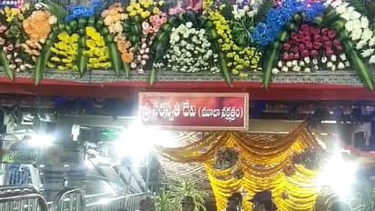 అసలే అమ్మవారి జన్మనక్షతం... ఆపైన సరస్వతీ అలంకరణ... ఇంద్రకీలాద్రికి పోటెత్తిన భక్తులు (వీడియో)