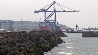 വിഴിഞ്ഞം തീരത്ത് സുരക്ഷ ശക്തമാക്കി ഇന്ത്യൻ നേവി; ചൈനീസ് കപ്പലിൽ നിന്ന് ക്രെയിനുകൾ തീരത്തിറക്കുന്നു