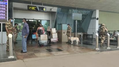 അച്ചാറും നെയ്യുമെല്ലാം കെട്ടിപ്പൊതിഞ്ഞ് വിമാനം കയറാൻ പോവല്ലേ! പണി കിട്ടും, യുഎഇയിലേക്ക് പോകുന്നവർ ശ്രദ്ധിക്കൂ