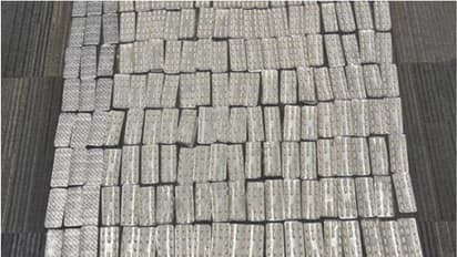 വിമാനത്താവളത്തിലെ കര്‍ശന പരിശോധന; യാത്രക്കാരന്റെ ബാഗില്‍ നിന്ന് കസ്റ്റംസ് കണ്ടെത്തിയത് 4000 നിരോധിത ഗുളികകള്‍