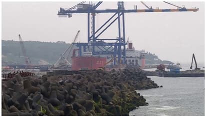 വിഴിഞ്ഞത്ത് രണ്ടാമത്തെ ക്രെയിൻ ഇന്നിറക്കും; ചൊവ്വാഴ്ചയോടെ കപ്പൽ മടങ്ങിപ്പോകാൻ സാധ്യത