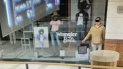 കടയിൽ‌ കയറി പ്രതിമയെപ്പോലെ നിന്നു, മോഷ്ടിക്കാൻ വേണ്ടി യുവാവ് ചെയ്ത സാഹസങ്ങൾ... 