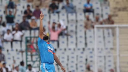 തിരിച്ചുവരവിൽ ആദ്യ പന്തിൽ വിക്കറ്റെടുത്ത് ഷമിയുടെ പ്രതികാരം; അനായാസ ക്യാച്ച് കൈവിട്ട് ജഡേജ