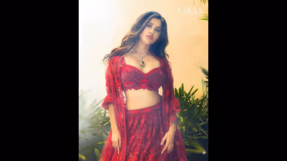  ಕೆಂಪು ಲೆಹಂಗಾದಲ್ಲಿ ಮಿಂಚಿದ 'ವಜ್ರಕಾಯ' ಬ್ಯೂಟಿ..ರೆಡ್ ಹಾಟ್‌ ಚಿಲ್ಲಿ ಎಂದ ನೆಟ್ಟಿಗರು!