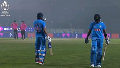 புகை மண்டலமாக காட்சி தந்த தரம்சாலா - பேட்டிங் செய்ய முடியாமல் வெளியேறிய இந்திய வீரர்கள்!