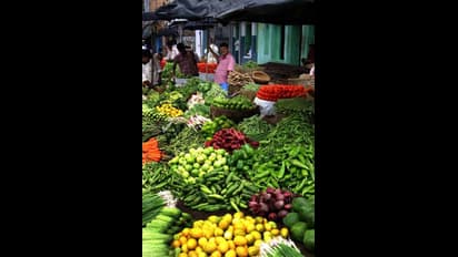 ஆயுத பூஜை,விஜய தசமி கொண்டாட்டம்.! கிடு கிடுவென உயர்ந்த காய்கறிகள் விலை- தக்காளி,வெங்காயம் விலை என்ன தெரியுமா.?
