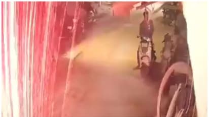 തെരുവില്‍ പടക്കം പൊട്ടിച്ചു; കാല്‍നട യാത്രക്കാരനായ 11 -കാരന്‍റെ കാഴ്ചപ്പോയി; ഞെട്ടിപ്പിക്കുന്ന വീഡിയോ !