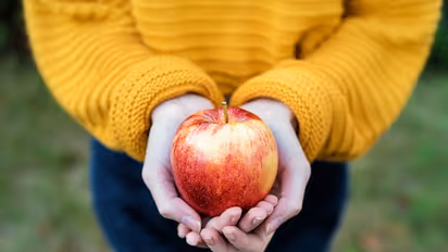 ആപ്പിളിനെക്കാള് ഫൈബര് അടങ്ങിയ നാല് ഭക്ഷണങ്ങള്...