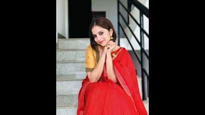 ರೆಡ್‌ ಸ್ಯಾರಿಯಲ್ಲಿ ನಿವೇದಿತಾ ಗೌಡ; ಎಷ್ಟು ಚೆಂದ ಕಾಣ್ತೀರಿ, ಚಡ್ಡಿ, ಸ್ಕರ್ಟ್ ಬಿಟ್ಬಿಟ್ಟು ಸೀರೆನೆ ಉಟ್ಕೊಳ್ಳಿ ಎಂದ ನೆಟ್ಟಿಗರು!