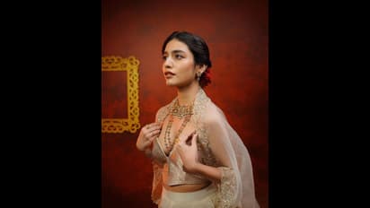 ದಸರಾದಲ್ಲಿ ರಾಣಿಯಂತೆ ಕಂಗೊಳಿಸಿದರೂ, ಸಡಿಲ ಬ್ಲೂಸ್‌ನಿಂದ ಟ್ರೋಲ್‌ ಆದ ಕಣ್ಸನ್ನೆ ಸುಂದರಿ ಪ್ರಿಯಾ ವಾರಿಯರ್!