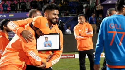 வித்தியாசமான முறையில் ஷ்ரேயாஸூக்கு பதக்கம்; கேமராவில் வந்த போட்டோவை கழுத்தில் மாலையாக அணிந்த ஷ்ரேயாஸ்!