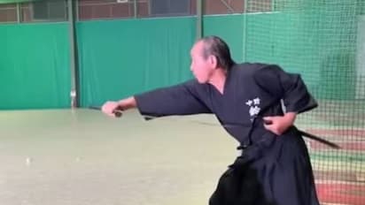 കണ്ണടച്ച് തുറക്കുന്ന വേഗം പോലും വേണ്ട, ഒരു പന്ത് രണ്ട് കഷ്ണം, അമ്പരപ്പിക്കും വീഡിയോ..!