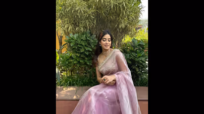 ಗುಲಾಬಿ ಬಣ್ಣದ ಸೀರೆಯುಟ್ಟು ದೇವಿಗೆ ಶಿರಭಾಗಿ ನಮಸ್ಕರಿಸಿದ Janhvi Kapoor: ಇದು ನಮ್ಮ ಸಂಸ್ಕೃತಿ ಎಂದ ಫ್ಯಾನ್ಸ್‌!
