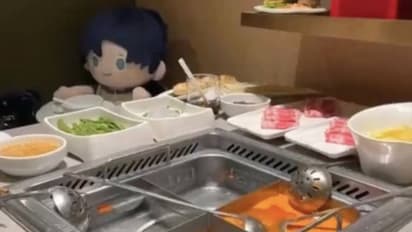 പാവകളുടെ പിറന്നാളാഘോഷിക്കാൻ യുവതി റെസ്റ്റോറന്റിൽ; പിന്നീട് സംഭവിച്ചത് 