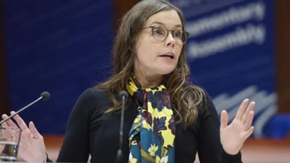 பெண்கள் நடத்தும் சம உரிமை போராட்டம் - அவர்களுக்கு ஆதரவாக களமிறங்கிய ஐஸ்லாந்து பிரதமர் கேத்ரின்!