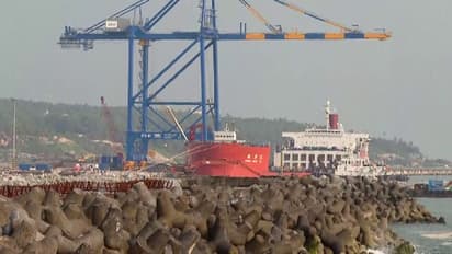 പ്രതിസന്ധികൾക്കൊടുവിൽ കൂറ്റൻ ക്രെയിനും വിഴിഞ്ഞത്ത് ഇറക്കി, ഷെൻഹുവ-15 നാളെ മടങ്ങും, അടുത്ത കപ്പല് പുറപ്പെട്ടു