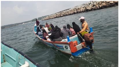 സുരക്ഷ കാറ്റിൽപറത്തി കടലിൽ ഉല്ലാസ യാത്ര, 5 വയസിൽ താഴെയുള്ള കുട്ടികളടക്കം 21 പേർ; പൊലീസ് പിന്തുടർന്ന് പിടികൂടി