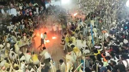 ಬಳ್ಳಾರಿ: ದೇವರ ಉತ್ಸವ ಮೂರ್ತಿಗಾಗಿ ಬಡಿಗೆಯಿಂದ ಬಡಿದಾಡೋ ಜನ, ಆಂಧ್ರದ ಗಡಿಯಲ್ಲಿ ವಿಶೇಷ ಆಚರಣೆ..!