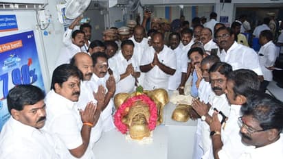 பசும்பொன் முத்துராமலிங்க தேவர் குருபூஜை... தங்க கவசத்தை அதிமுக பொருளாளரிடம் ஒப்படைத்த வங்கி அதிகாரிகள்