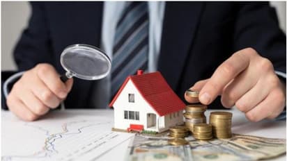 വീട്ടമ്മയുടെ വീട് അടിച്ച് തകർത്ത് ഫൈനാൻസ് കമ്പനി; നടപടി സ്വീകരിക്കാതെ പൊലീസ്, കേസെടുത്ത് ന്യൂനപക്ഷ കമ്മീഷൻ